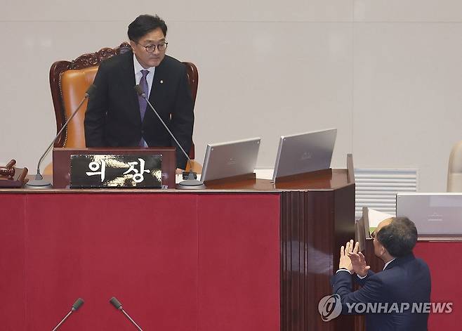 항의하는 추경호 원내대표 (서울=연합뉴스) 신준희 기자 = 국민의힘 추경호 원내대표가 26일 국회에서 열린 본회의에서 한석훈 국가인권위원회 위원 선출안이 부결된 것에 대해 우원식 국회의장에게 항의하고 있다. 2024.9.26 hama@yna.co.kr