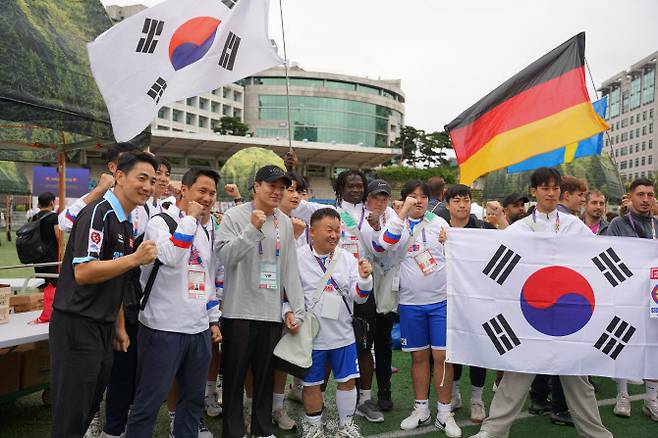 안병훈(왼쪽) 상임이사와 한국 선수단의 모습. 사진=박이슈코리아