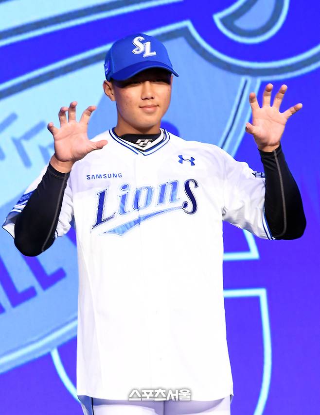 대구고 투수 배찬승이 11일 서울 송파구 롯데호텔 월드 크리스탈 볼룸에서 열린 ‘2025 KBO 신인 드래프트’에서 전체 3순위로 삼성에 지명된 뒤 취재진을 향해 포즈를 취하고 있다. 박진업 기자 upandup@sportsseoul.com