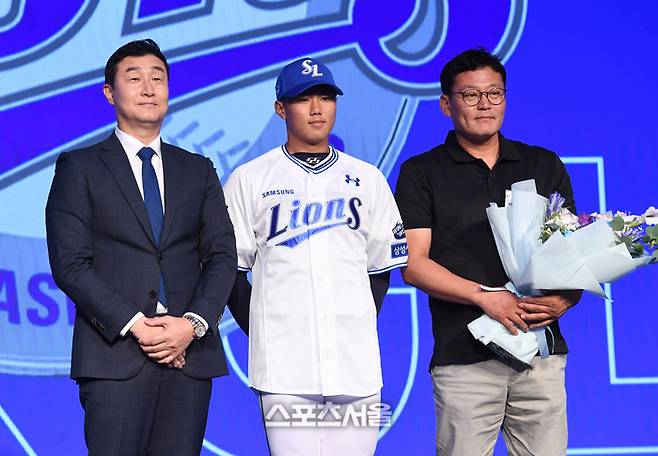 대구고 투수 배찬승(가운데)이 11일 서울 송파구 롯데호텔 월드 크리스탈 볼룸에서 열린 ‘2025 KBO 신인 드래프트’에서 전체 3순위로 삼성에 지명된 뒤 이종열 단장(왼쪽), 가족과 함께 취재진을 향해 포즈를 취하고 있다. 박진업 기자 upandup@sportsseoul.com