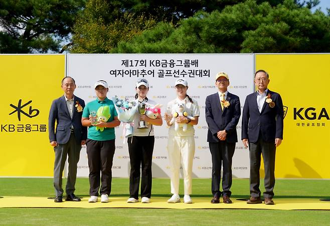 　◇제17회 KB금융그룹배 여자아마추어 골프선수권대회에서 (왼쪽부터) 차기광(센추리21CC 대표이사), 남시은(충주고부설방통고2), 김연서(진주외고 1), 최정원(한체대 1), 박진영 상무(KB금융그룹), 박재형 전무(대한골프협회)가 기념촬영을 하고 있다. 사진제공=KB금융