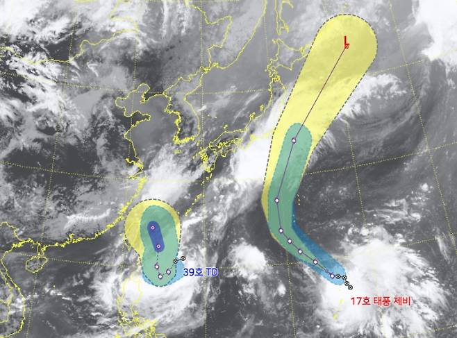 서태평양에서 열대 폭풍들이 잇따라 만들어지면서 징검다리 연휴 중 태풍으로 발달, 북상할 것으로 보여 긴장하고 있다. 이 태풍은 2024년 17호 태풍 ‘제비’와 18호 태풍 ‘끄라톤’으로 발달해 한반도에 영향을 줄 가능성도 있어 기상청이 예의주시 하고 있다.ⓒ기상청: 태풍 및 열대저압부 위성영상-현재 위치와 예상경로