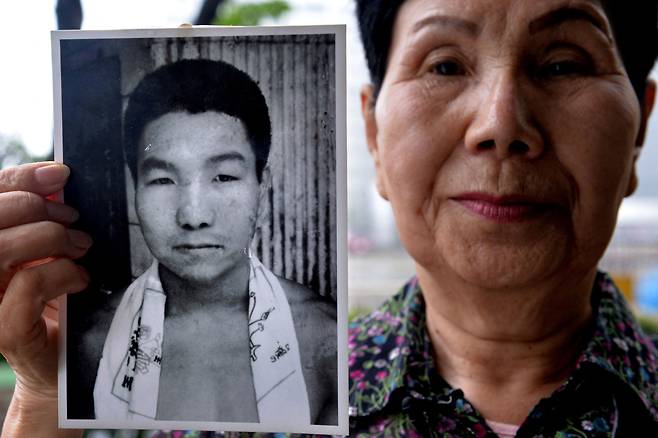 하카마다 이와오의 누나 하카마다 히데코가 동생의 젊은 시절 사진을 들고 있다. /AFP 연합뉴스