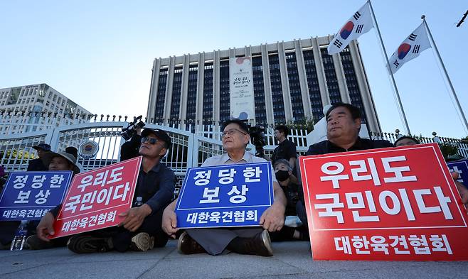 대한육견협회 회원들이 지난 24일 오후 서울 종로구 정부서울청사 앞에서 정부의 '개 식용 종식 기본계획'을 규탄하고 있다. /뉴스1