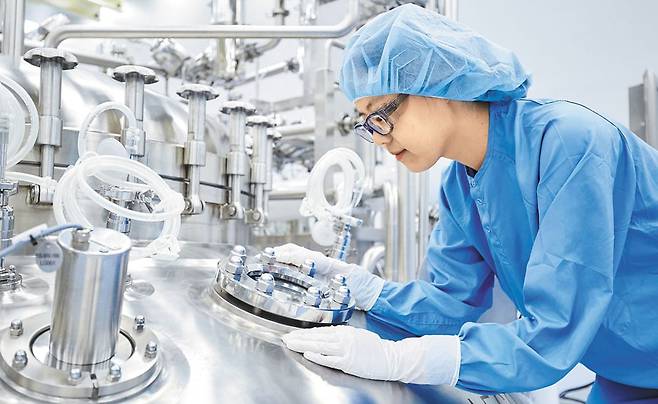 삼성바이오로직스 직원이 바이오 의약품 생산 시설을 살펴보고 있다. /조선DB