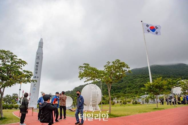 전남 고흥군 봉래면 나로우주센터 앞 우주과학관을 찾은 관광객들이 광장에 조성된 옛 나로호 조형물들을 관람하는 모습.ⓒ뉴시스