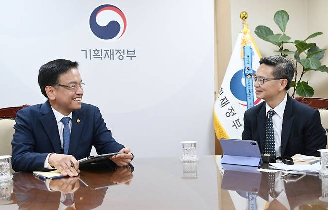 최상목 부총리, 국제산용평가사 S&P 연례협의단 면담 (서울=연합뉴스) 최상목 부총리 겸 기획재정부 장관이 27일 서울 종로구 정부서울청사에서 킴엥 탄 국제산용평가사 S&P 아태지역 국가신용등급 담당 선임이사 등 연례협의단과 면담을 하고 있다. 2024.9.27 [기획재정부 제공. 재판매 및 DB 금지] photo@yna.co.kr (끝)