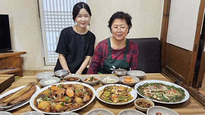 솔밭식당 사장 금용봉(70)씨(오른쪽)와 며느리 류미영(38)씨. 김규현 기자