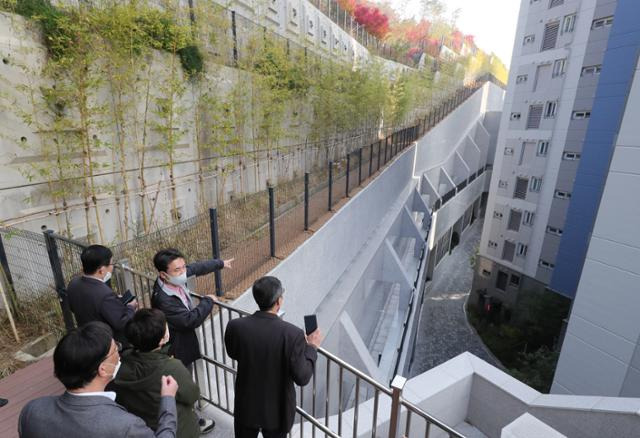 국민의힘 의원들이 2021년 11월 2일 오전 경기도 성남 분당구 백현동의 이른바 '옹벽 아파트'를 찾아 현장을 둘러보고 있다. 연합뉴스