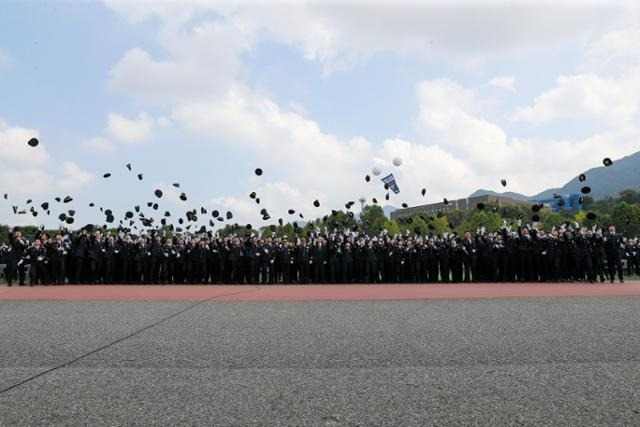 27일 충북 충주 중앙경찰학교에서 314기 신임경찰관 졸업식이 열린 가운데 졸업생들이 모자를 던지며 졸업을 축하하고 있다. 경찰청 제공