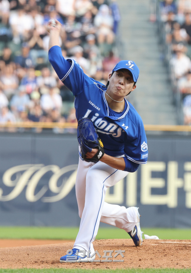 13일 오후 서울 잠실야구장에서 열린 프로야구 삼성과 두산 경기. 삼성 선발 원태인이 역투하고 있다. 잠실=정시종 기자 capa@edaily.co.kr /2024.07.13.