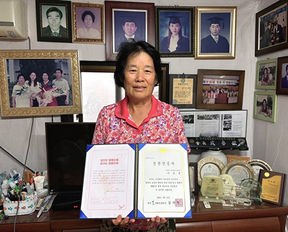 한국효문화진흥원, 이금분 금탄동 새마을부녀회장 칭찬인증서 전달 모습[사진=한효진]