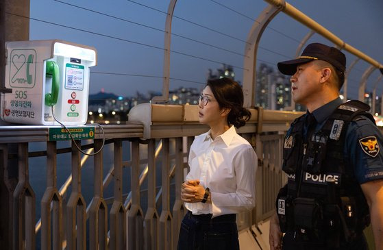 김건희 여사가 지난 10일 ‘세계 자살 예방의 날’을 맞아 서울 마포대교에서 생명의 전화에 대한 설명을 청취하고 있다. 사진 대통령실