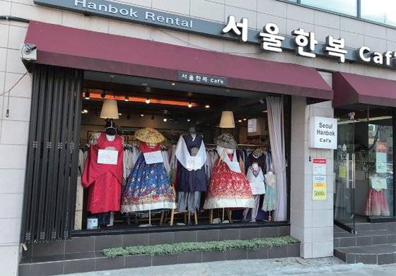 경복궁 인근의 한복 대여점 모습.