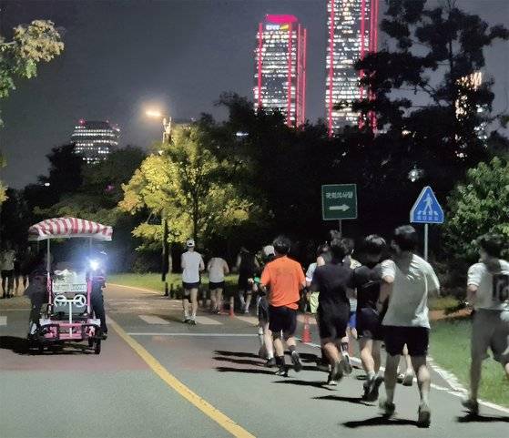 M러닝클럽 소속 러너들이 여의도한강공원에서 무리지어 달리고 있다. 여의도한강공원은 러닝의 성지로 통한다.