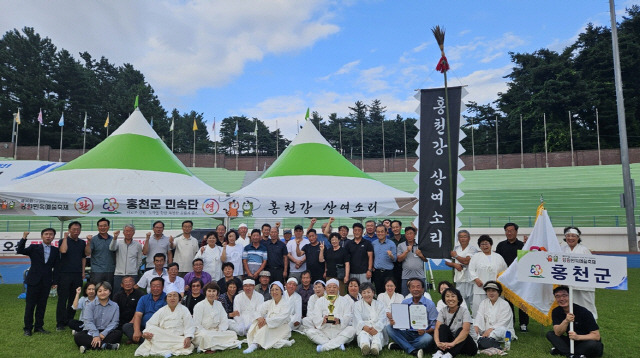 ▲ 강원민속예술축제가 27일 삼척에서 막을 내린 가운데 홍천군의 ‘홍천강 상여소리’가 우수상을 수상하고 기념 촬영을 하고 있다.