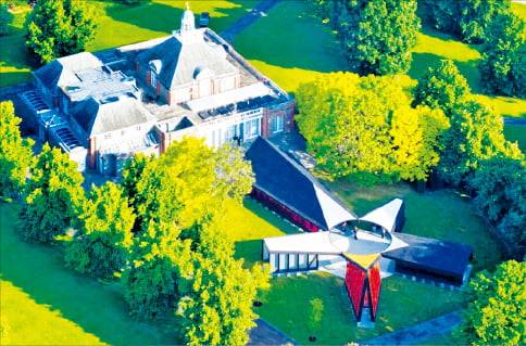 세계적인 건축가의 실험무대로 꼽히는 영국 서펜타인 파빌리온. 올해 조민석 건축가가 한국인 최초로 설계를 맡았다.