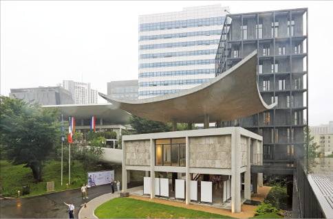 조민석 건축가가 한국 1세대 건축가 김중업의 설계 원형을 되살려 지난해 복원·증축한 서울 서대문 주한 프랑스대사관의 모습.