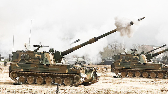 A K9 self-propelled howitzer conducts fire training during the 'Joint Artillery Firing Exercise' in Gangwon in April. [JOONGANG DAILY]