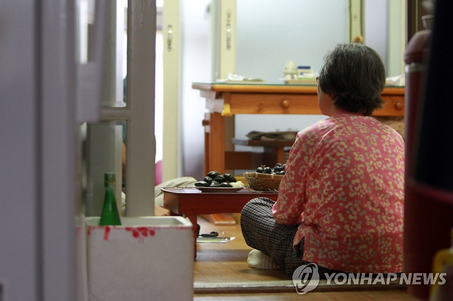 한 영구임대아파트에 홀로 사는 노인이 지역 복지공무원과 상담하고 있는 모습. 기사와 직접적인 관련 없음. [사진 = 연합뉴스]