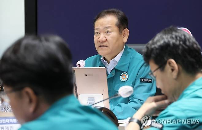 이상민 행정안전부 장관이 27일 오전 서울 종로구 정부서울청사에서 의사집단행동 중앙재난안전대책본부 회의를 주재하고 있다.[사진 제공 = 연합뉴스]