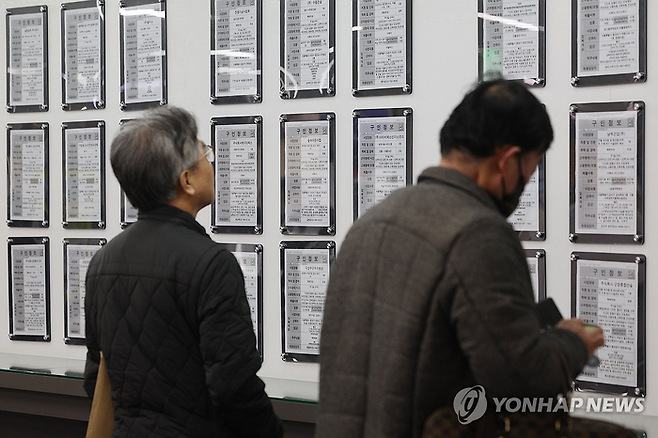 일자리 게시판 살펴보는 구직자들. 기사와 직접 관련 없음. [사진 = 연합뉴스]