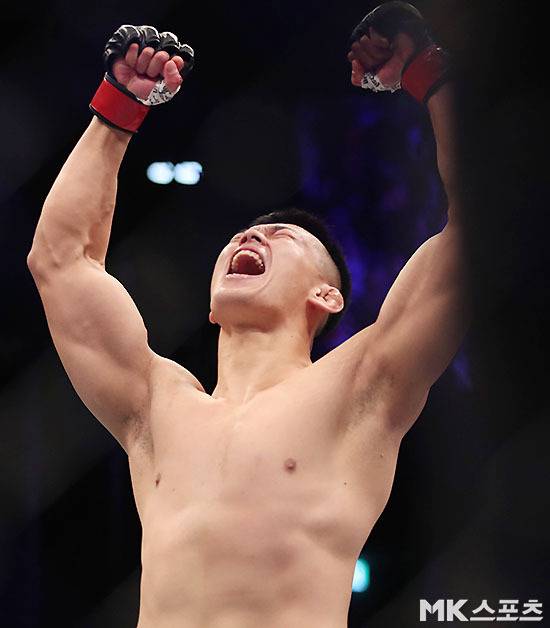 정다운이 2019년 UFC 부산대회에서 펀치 KO승을 거둔 후 포효하고 있다. 사진=김영구 기자