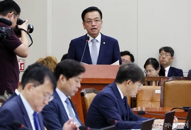 [서울=뉴시스] 조성우 기자 = 최상목 경제부총리 겸 기획재정부 장관이 26일 오전 서울 여의도 국회에서 열린 기획재정위원회 전체회의에서 세수 재추계 등에 대한 현안 보고를 하고 있다. 2024.09.26.