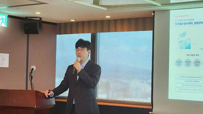 27일 서울 여의도에서 열린 클로봇 기자간담회에서 김창구 클로봇 대표이사가 발표하고 있는 모습.[클로봇]