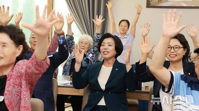 [과천=뉴시스] 신계용 과청시장(사진 가운데)이 관내 자이 경로당을 찾은 가운데 경로당이 운영하는 '실버인지놀이 교실'에 참여해 어르신들과 함께 하고 있다. (사진=과천시 제공) 2024.09.27. photo@newsis.com