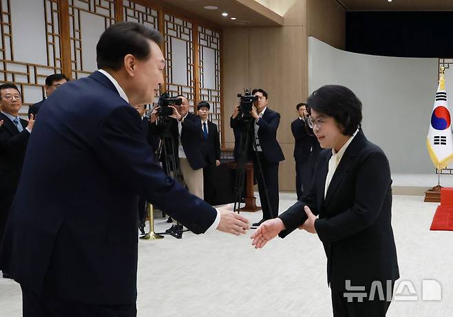 [서울=뉴시스] 최진석 기자 = 윤석열 대통령이 27일 서울 용산 대통령실 청사에서 열린 신임 헌법재판관 임명장 수여식에서 입장하며 김복형 헌법재판관과 인사를 나누고 있다. (대통령실통신사진기자단) 2024.09.27. myjs@newsis.com