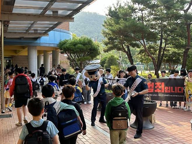 [대구=뉴시스] 대구 강북경찰서는 27일 운암초등학교에서 '딥페이크 범죄 차단' 합동 캠페인을 진행했다. (사진=대구 강북경찰서 제공) 2024.09.27. photo@newsis.com *재판매 및 DB 금지