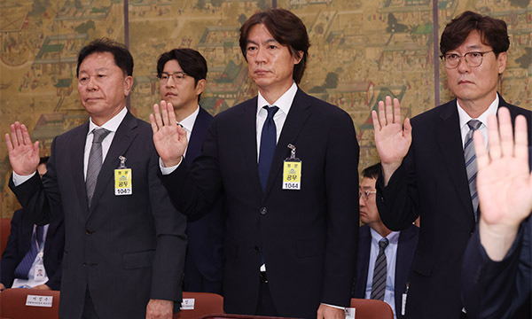 한축구협회 정해성 전 전력강화위원장(왼쪽부터)과 축구 국가대표팀 홍명보 감독, 이임생 대한축구협회 기술총괄이사가 지난 24일 국회에서 열린 문화체육관광위원회 전체회의에 출석, 증인 선서를 하고 있다. 연합뉴스