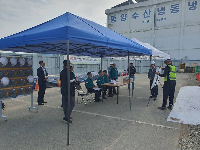 박동식 사천시장이 관내 재해위험지구 현장을 찾아 안전관리 점검 등을 보고받고 있다. ⓒ사천시