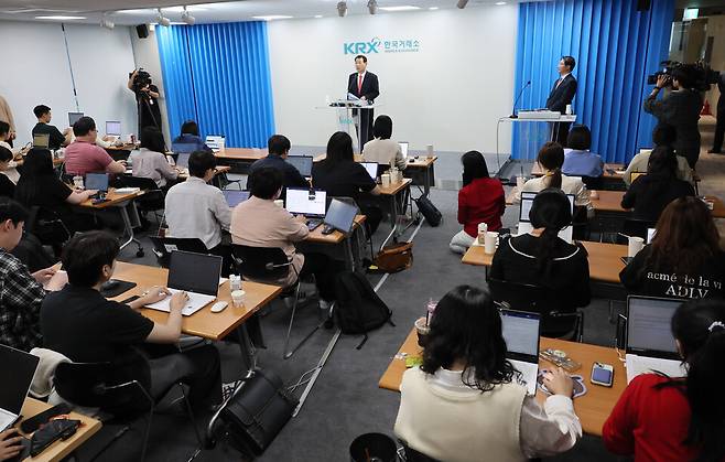 정은보 한국거래소 이사장이 24일 서울 여의도 한국거래소 마켓스퀘어에서 코리아 밸류업 지수의 구성 종목 및 선정 기준 등에 대해 발표하는 모습 ⓒ 연합뉴스