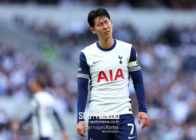 ▲ 근래 축구계 화두는 늘어난 경기수에 따른 선수들의 파업 가능성이다. 유럽축구연맹과 국제축구연맹이 새로운 대회를 창설하거나 기존 규모에서 크게 확장하는 방식으로 경기수를 대폭 늘리고 있다. 선수들의 건강은 생각하지 않고 오로지 수입에 초점을 맞춘 결과다. 혹사를 피하기 어려워진 선수들이 행동에 나섰다. 로드리와 케빈 더 브라위너, 알리송 등이 파업 가능성을 언급한 가운데 손흥민도 소신 발언에 동참했다.