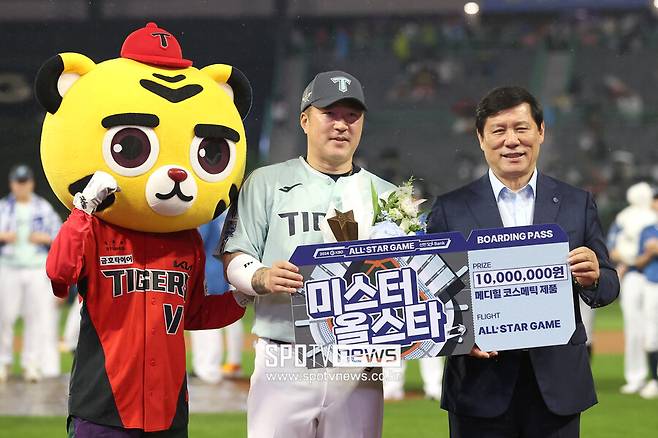 ▲ KIA 최형우가 2024 신한 SOL뱅크 KBO 올스타전에서 미스터 올스타로 선정됐다. 오른쪽 허구연 KBO 총재. ⓒ곽혜미 기자