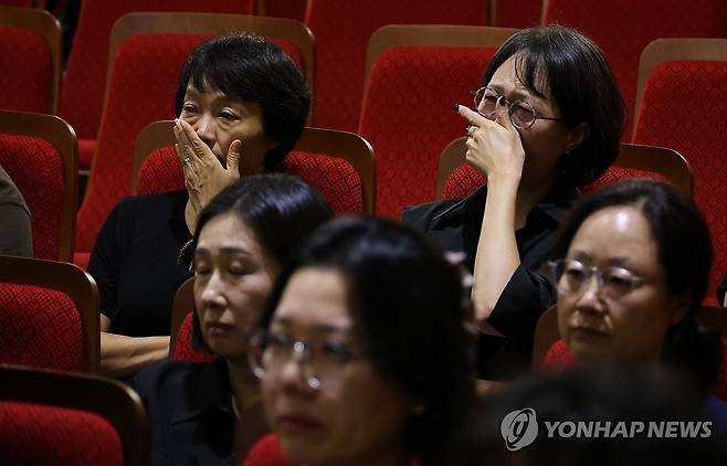 "선생님, 왜 학교에 안 나오시나요"  순직 대전용산초 선생님의 1주기 추모식이 2024년 9월6일 오후 대전시교육청 대강당에서 열렸다. 참석자들이 눈물을 흘리고 있다. 
[연합뉴스 사진]