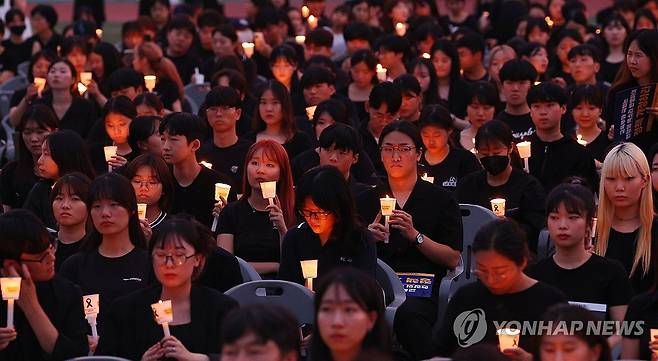 "선배님, 하늘나라에서는 울지 마세요" 순직한 서울 서이초 선생님의 49재 추모식이  2023년 9월4일 열렸다. 이날 오후 서울교육대학교에서 열린 촛불문화제에서 참가자들이 촛불을 들고 있다. [연합뉴스 사진]