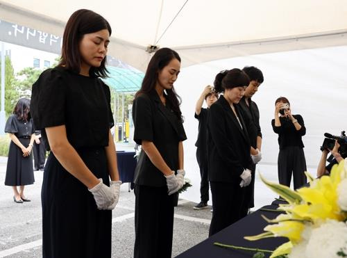 순직한 대전용산초 선생님의 1주기 추모식에서 교사단체들의 간부들 맨 왼쪽부터 윤미숙 교사노조연맹 부위원장,  이윤경 대전교사노조 위원장, 김현희 대전전교조 지부장, 김태완 '함께하는 장애인교원노조' 대전지부장
[연합뉴스 사진]