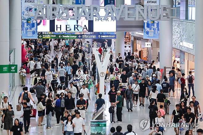 추석연휴 시작 하루 전, 붐비는 인천공항 면세구역 (영종도=연합뉴스) 서대연 기자 = 추석연휴 시작을 앞둔 13일 오전 인천국제공항 제1여객터미널 면세구역이 여행객 등으로 붐비고 있다. 2024.9.13 dwise@yna.co.kr