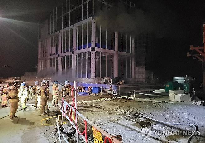 고양 물류창고 신축 공사장 화재 (고양=연합뉴스) 지난 26일 오후 경기 고양시 일산동구의 한 물류창고 신축 공사장에서 불이 나 인명 피해 없이 약 4시간 20분만에 진화됐다. 사진은 화재 현장의 모습. 2024.9.27 [경기북부소방재난본부 제공. 재판매 및 DB 금지] andphotodo@yna.co.kr