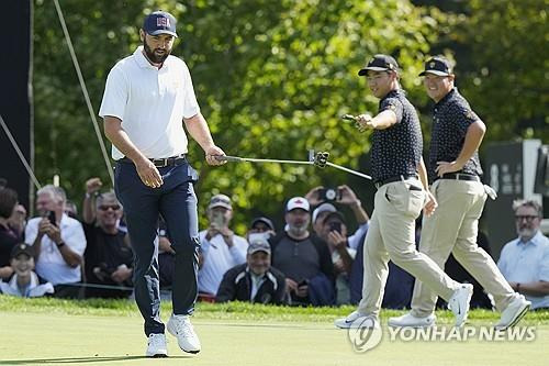 셰플러의 퍼트를 지켜보다 이동하는 김주형과 임성재. [AP=연합뉴스]