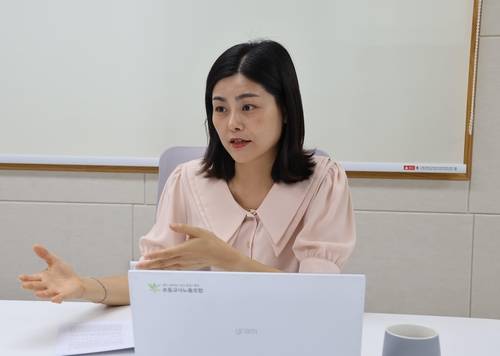 연합뉴스와 인터뷰 중인 윤미숙 교사노조연맹 부위원장 [교사노조연맹 촬영]