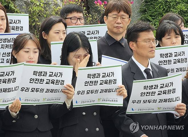 "체험학습 중 사고로 제자 잃은 교사 무죄 촉구" 2024년 4월16일 강원 춘천지방법원 앞에서 열린 '체험학습 중 사고로 제자 잃은 교사 무죄 판결 탄원' 기자회견에서 손민정 강원교사노조 위원장이 발언 도중 눈물을 훔치고 있다. 그 오른쪽 남성은 김용서 교사노조총연맹 위원장이다. 2022년 11월께 속초시 노학동 한 테마파크 주차장에서 10대 학생이 후진하던 버스에 치여 숨졌다. 그 버스는 체험학습 학생들을 태우고 왔다. 검찰은 당시 학생을 인솔하던 교사 2명을 업무상 과실치사 혐의로 재판에 넘겼다. 교사들은 이렇다 할 잘못이 없는 교사에게 책임을 묻는 것은 정당하지 않다고 했다. [연합뉴스 사진]