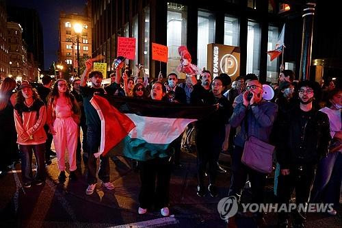 마크롱에 항의하는 캐나다 내 친팔 시위대  (몬트리올 AFP=연합뉴스) 캐나다 내 친팔레스타인 시위대가 현지를 방문중인 에마뉘엘 마크롱 프랑스 대통령의 동선을 따라 이동하며 항의 시위를 하고 있다. 2024.09.26.