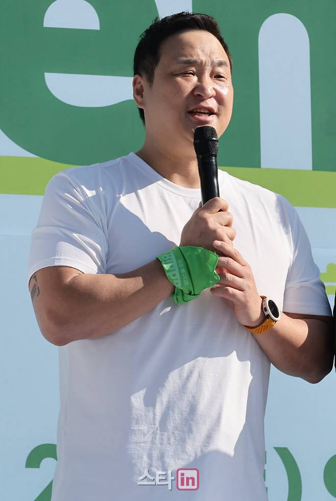 [이데일리 노진환 기자] 제18회 이데일리 그린리본 희망 페스티벌이 28일 서울 상암 평화의공원 평화광장에서 열렸다. 배우 구성환이 소감을 밝히고 있다.