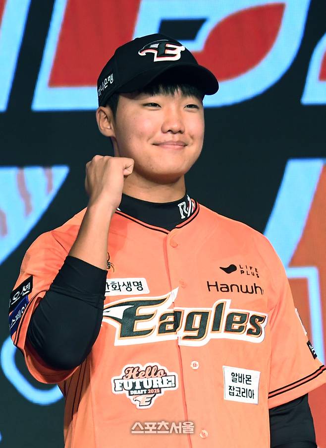 전주고 투수 정우주가 11일 서울 송파구 롯데호텔 월드 크리스탈 볼룸에서 열린 ‘2025 KBO 신인 드래프트’에서 전체 2순위로 한화에 지명된 뒤 취재진을 향해 포즈를 취하고 있다. 박진업 기자 upandup@sportsseoul.com