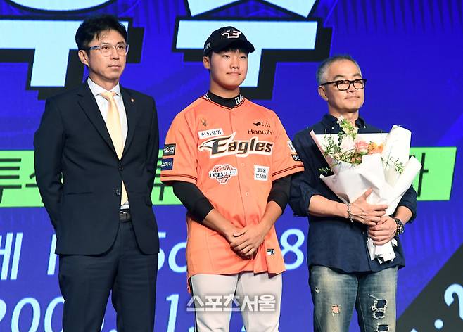 전주고 투수 정우주가 11일 서울 송파구 롯데호텔 월드 크리스탈 볼룸에서 열린 ‘2025 KBO 신인 드래프트’에서 전체 2순위로 한화에 지명된 뒤 손혁 단장(왼쪽), 가족과 취재진을 향해 포즈를 취하고 있다. 박진업 기자 upandup@sportsseoul.com