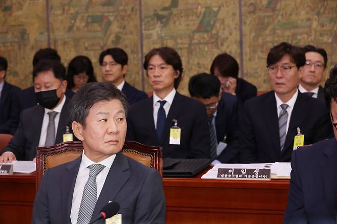 축구장 대신 국회에

    (서울=연합뉴스) 신준희 기자 = 정몽규 대한축구협회장과 홍명보 감독, 이임생 협회 기술총괄이사가 24일 서울 여의도 국회에서 열린 문화체육관광위원회 전체회의에 출석, 자리에 앉아 시작을 기다리고 있다. 2024.9.24